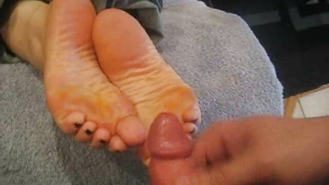 Lei ruote video gratuiti pornografici con un dildo sulla fotocamera, e la casa